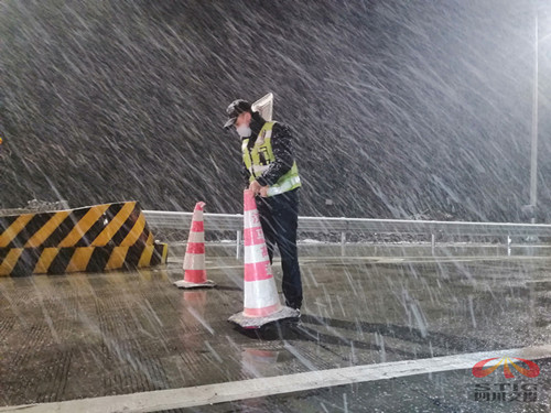 三等奖：汶马公司 张睿  雨夹雪中的身影1_副本.jpg